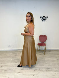 Vestido largo midi satinado con detalle dorado en el asa color dorado