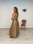 Vestido largo midi satinado con detalle dorado en el asa color dorado