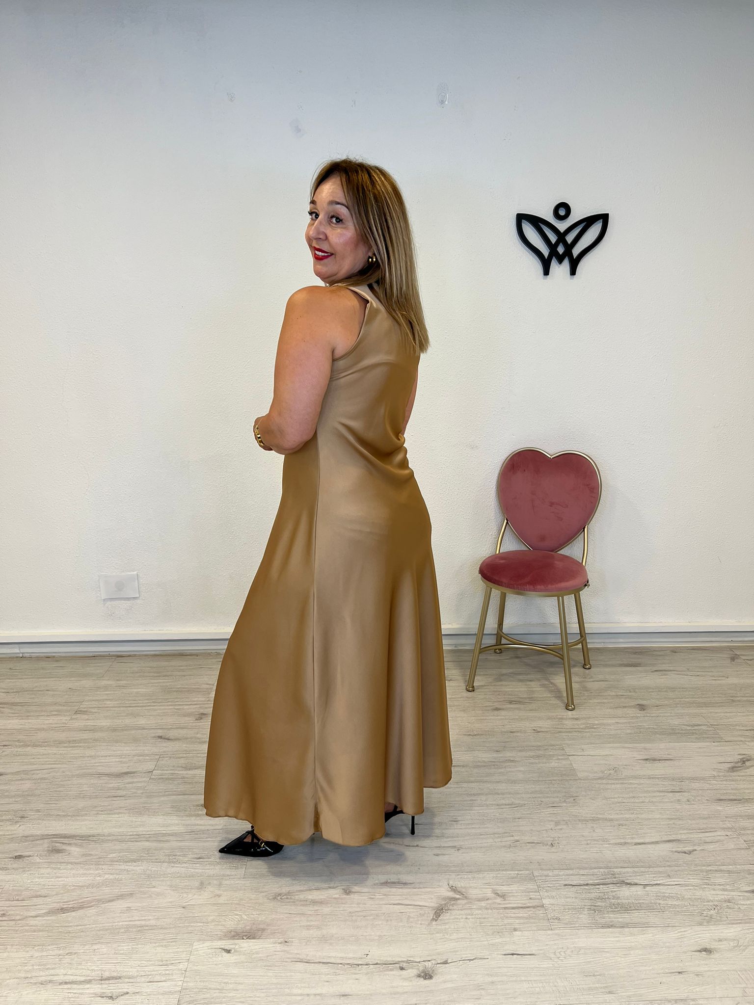 Vestido largo midi satinado con detalle dorado en el asa color dorado