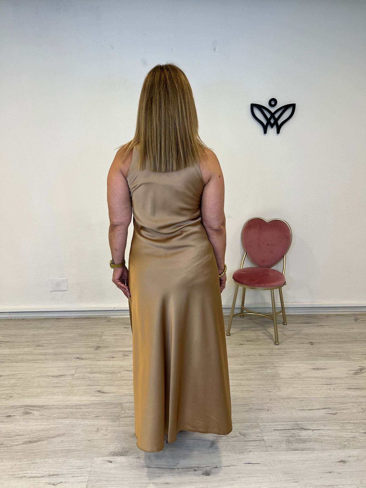 Vestido largo midi satinado con detalle dorado en el asa color dorado
