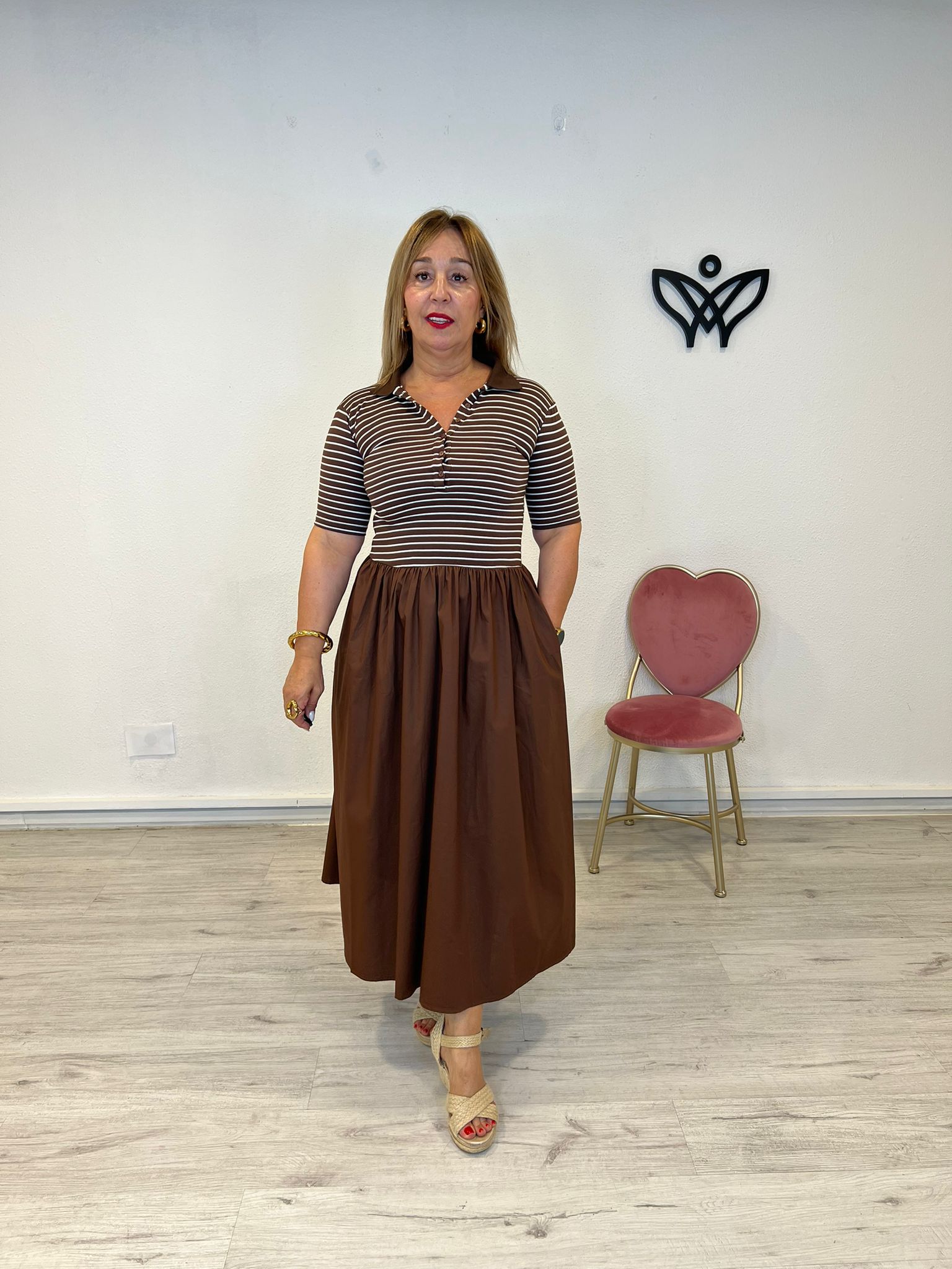 Vestido largo midi de algodón de rayas marrón chocolate