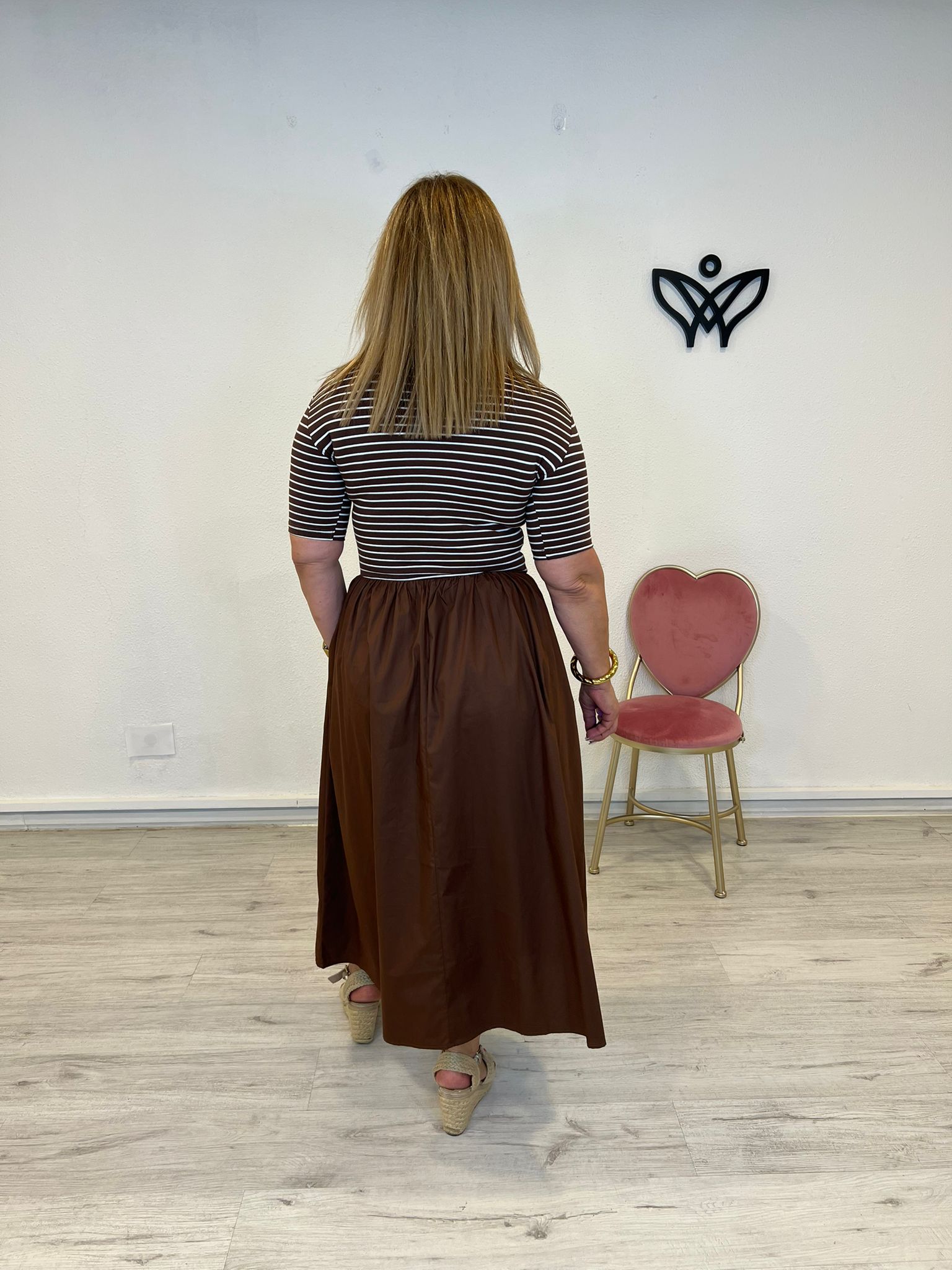 Vestido largo midi de algodón de rayas marrón chocolate