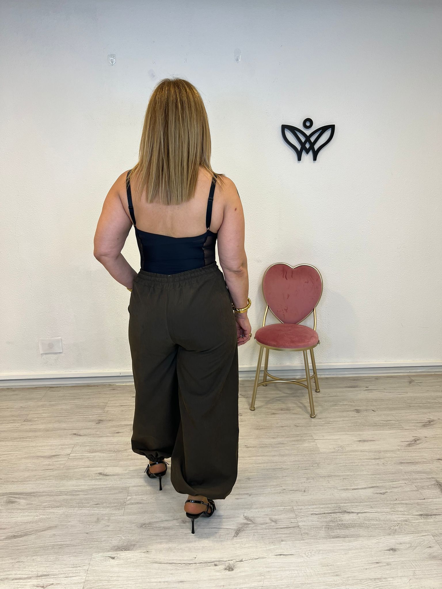 Pantalón bombacho goma en la cintura y tobillo marrón chocolate