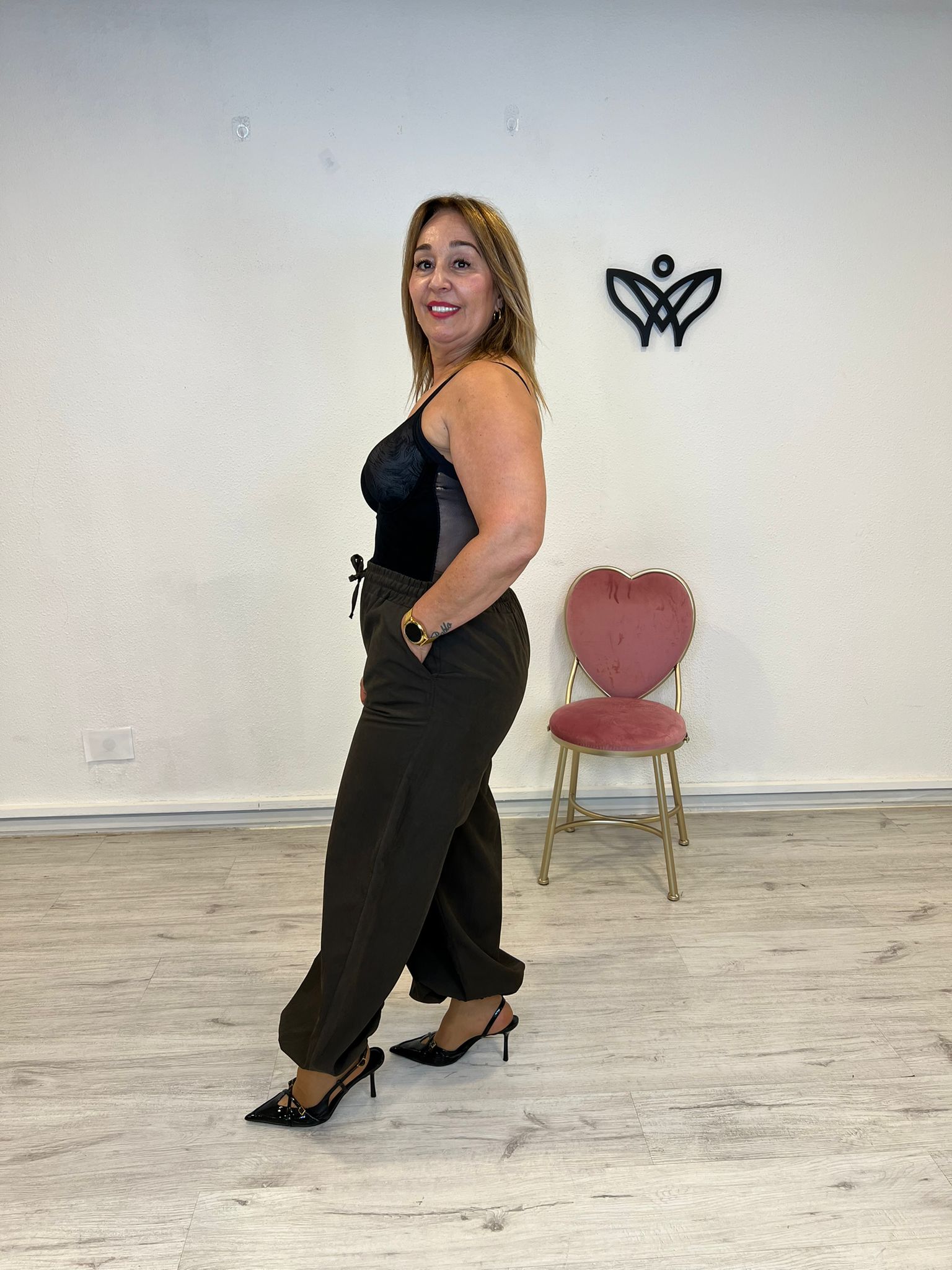 Pantalón bombacho goma en la cintura y tobillo marrón chocolate