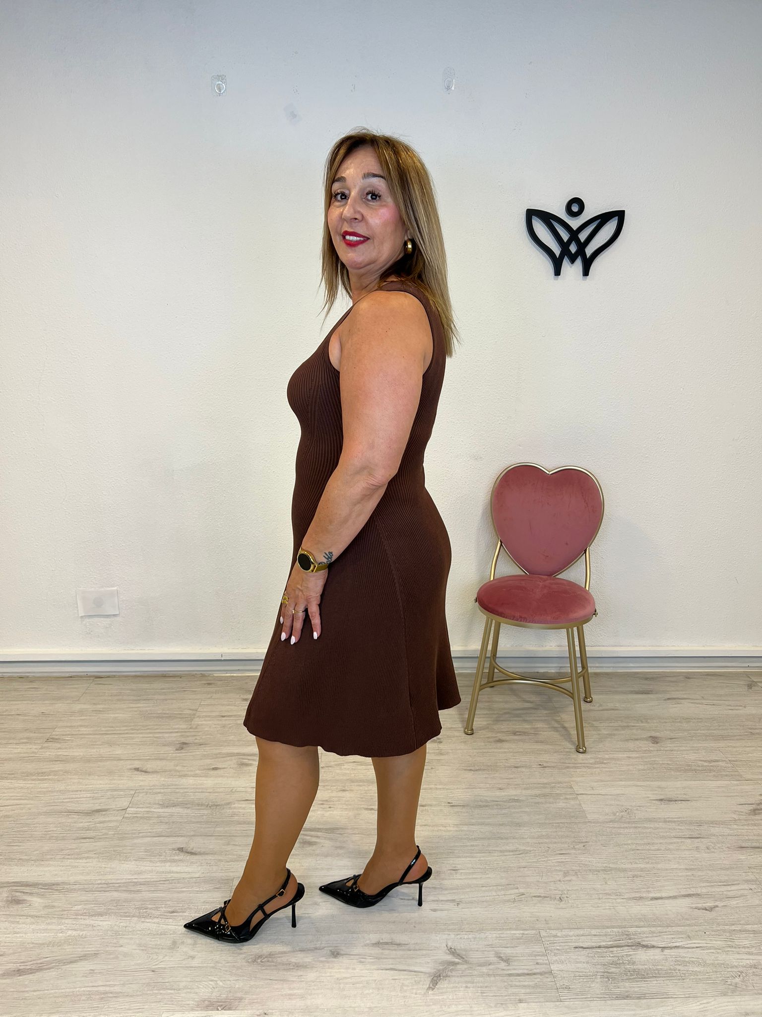 Vestido de punto de canalé de asas corto marrón