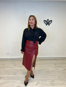 Falda polipiel corte lápiz abertura lateral burdeos