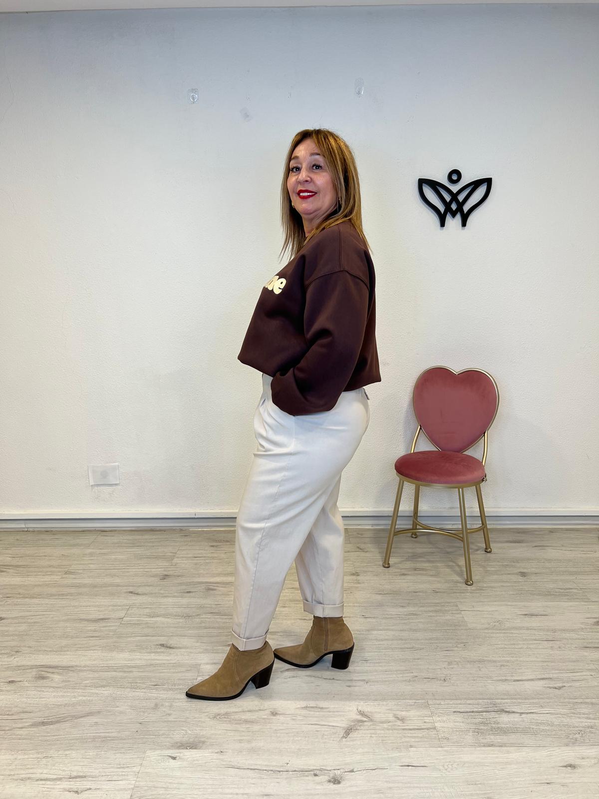 Pantalón elástico de corte recto goma en la cintura y bolsillos beis