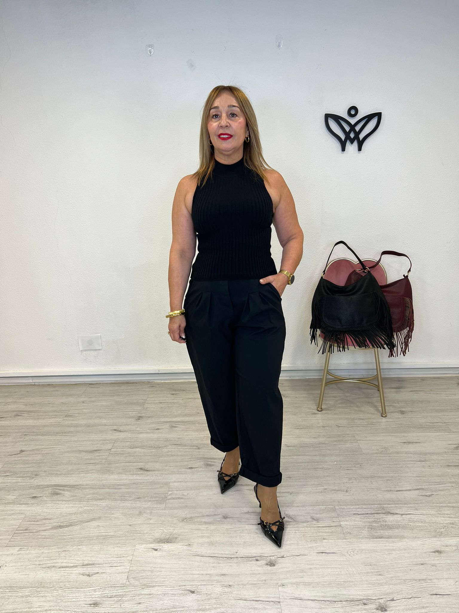 Pantalón elástico de corte recto goma en la cintura y bolsillos negro