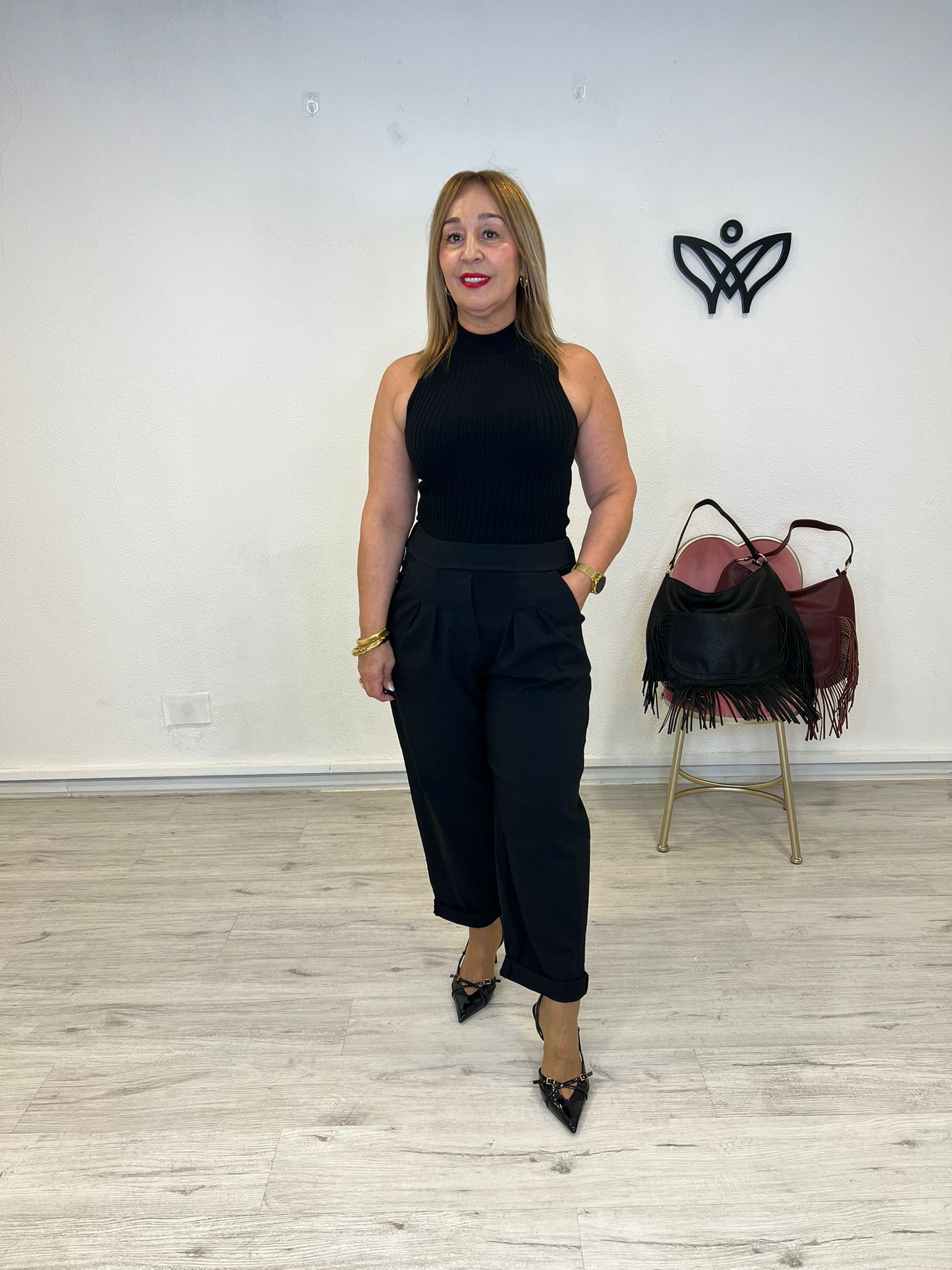 Pantalón elástico de corte recto goma en la cintura y bolsillos negro