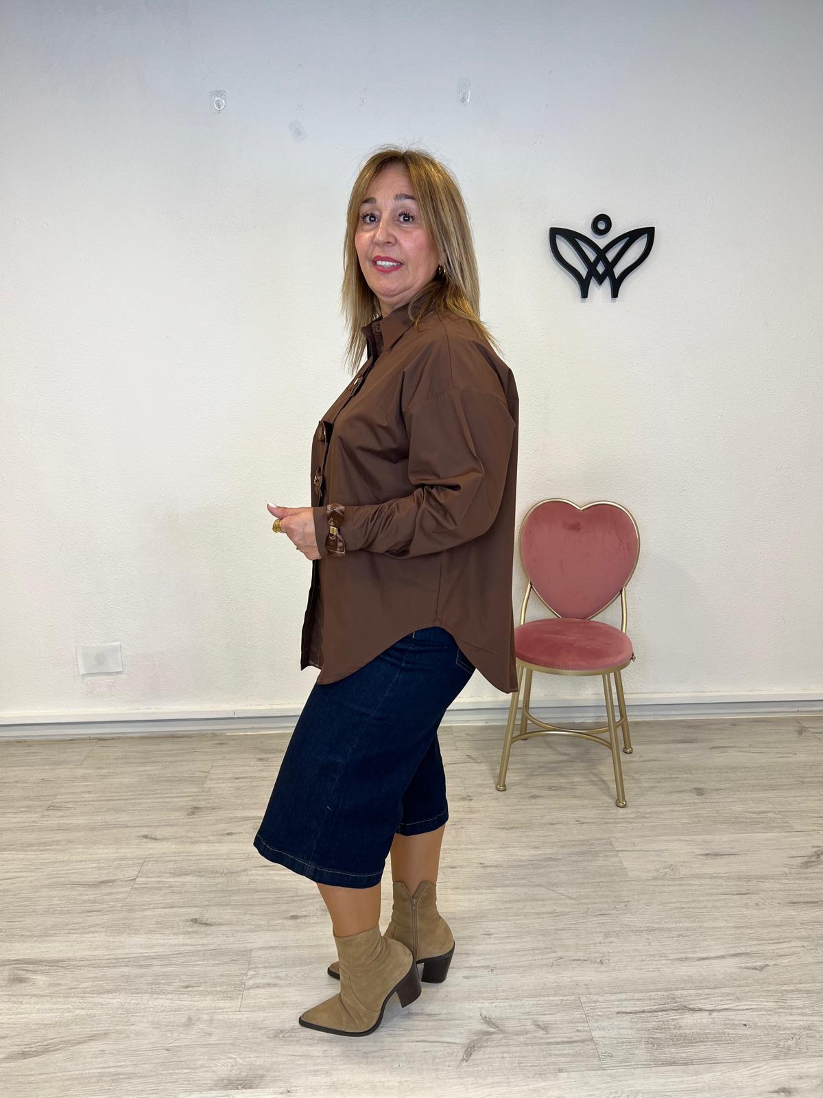 Camisa algodón cuello camisero detalle lazos marrón chocolate