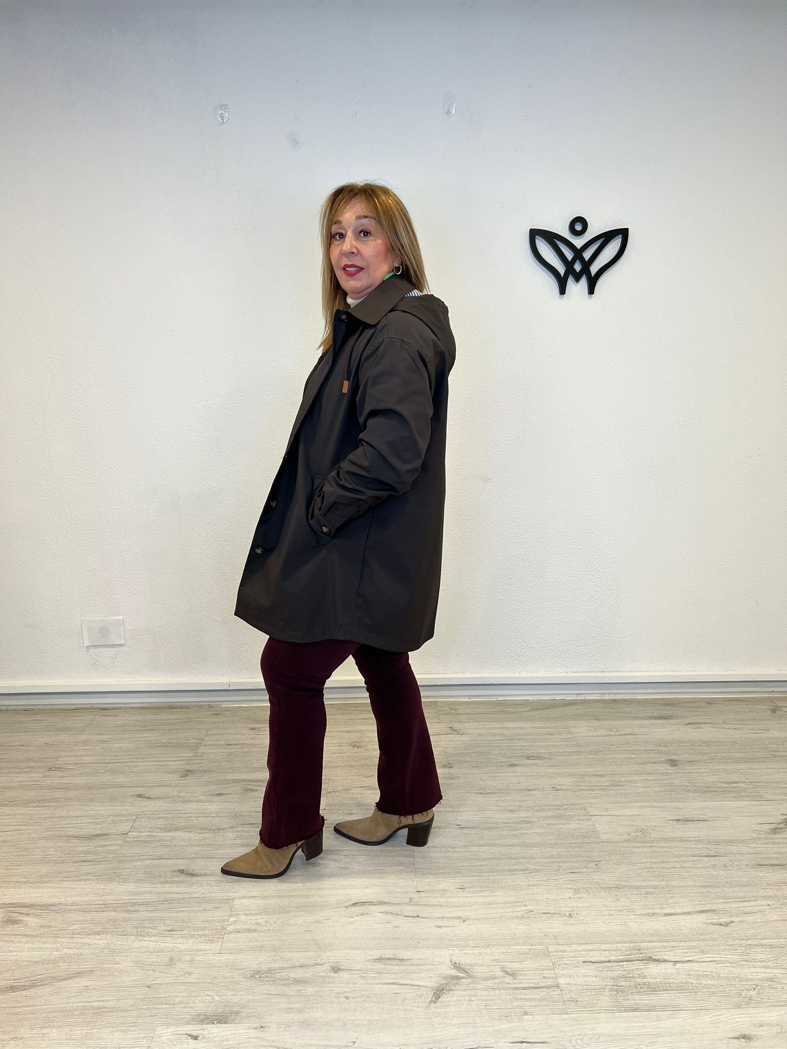 Trench parka corta forrada con capucha marrón chocolate