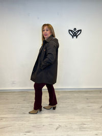 Trench parka corta forrada con capucha marrón chocolate