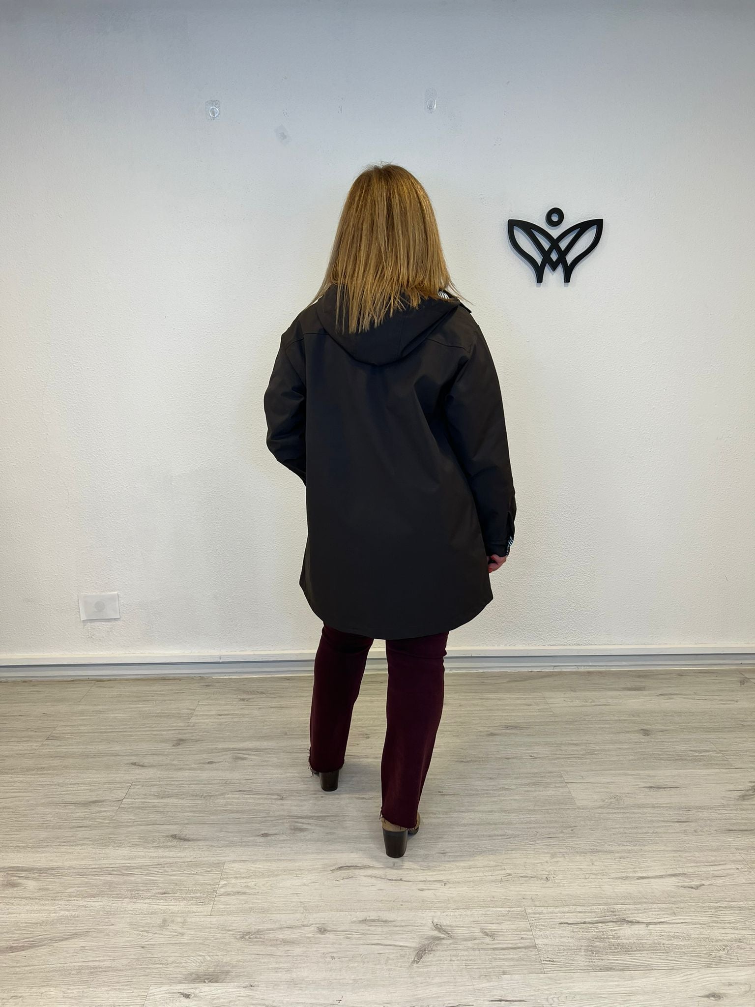 Trench parka corta forrada con capucha marrón chocolate