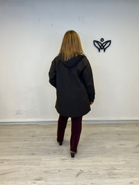 Trench parka corta forrada con capucha marrón chocolate