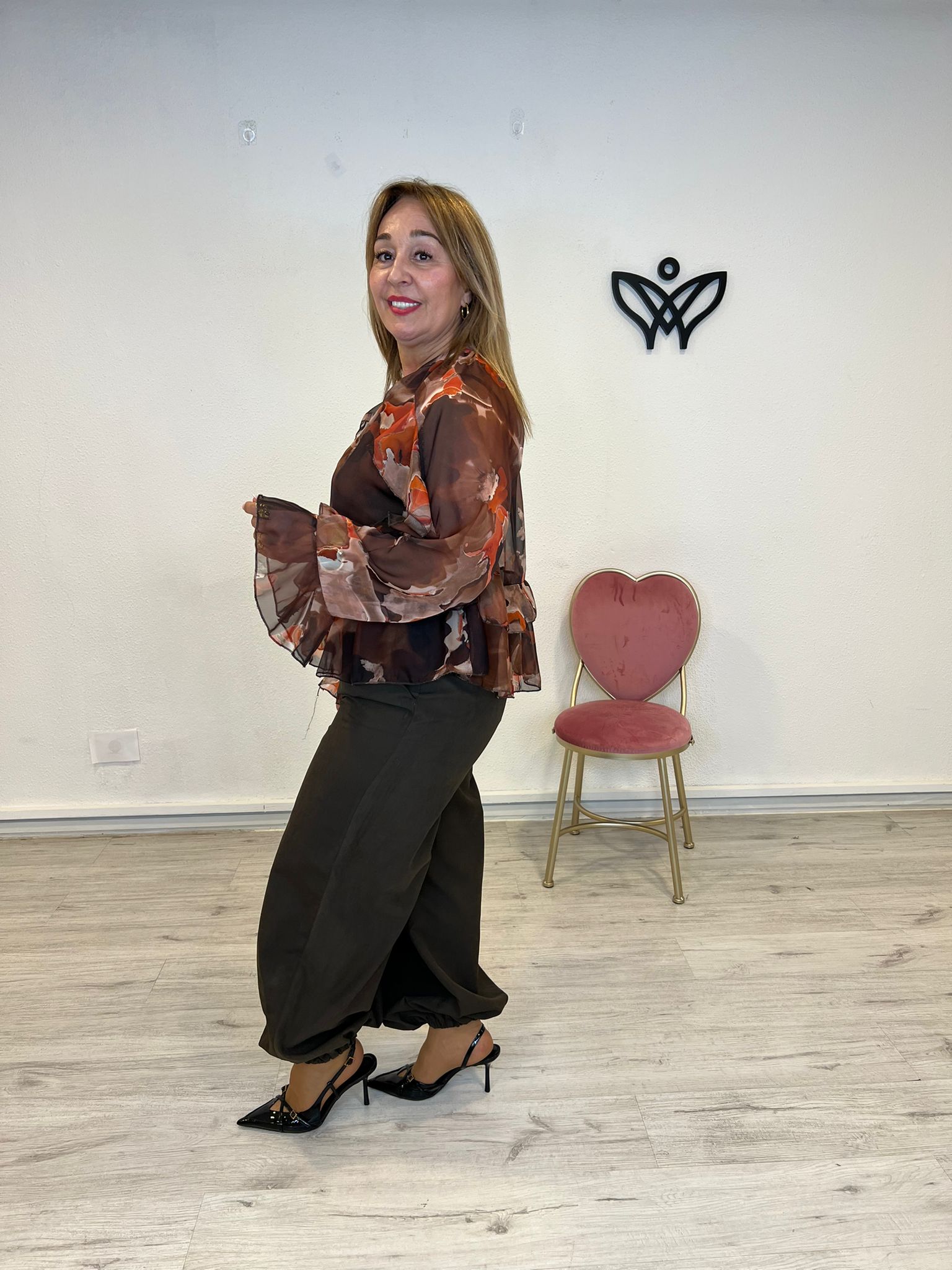 Camisa blusa escote en pico de gasa estampada marrón chocolate