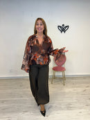 Camisa blusa escote en pico de gasa estampada marrón chocolate