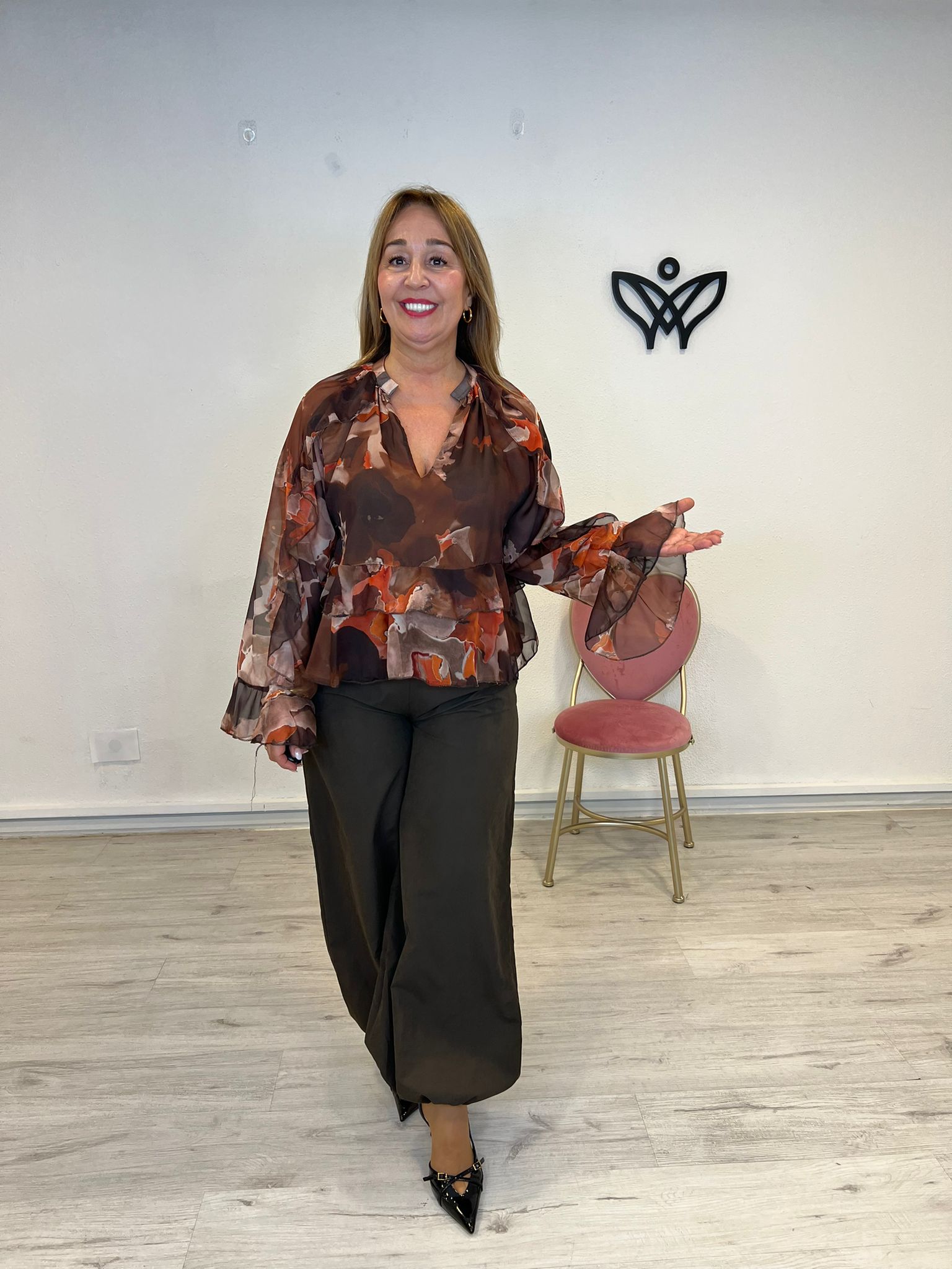 Camisa blusa escote en pico de gasa estampada marrón chocolate