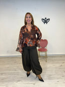 Camisa blusa escote en pico de gasa estampada marrón chocolate