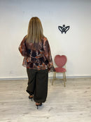 Camisa blusa escote en pico de gasa estampada marrón chocolate