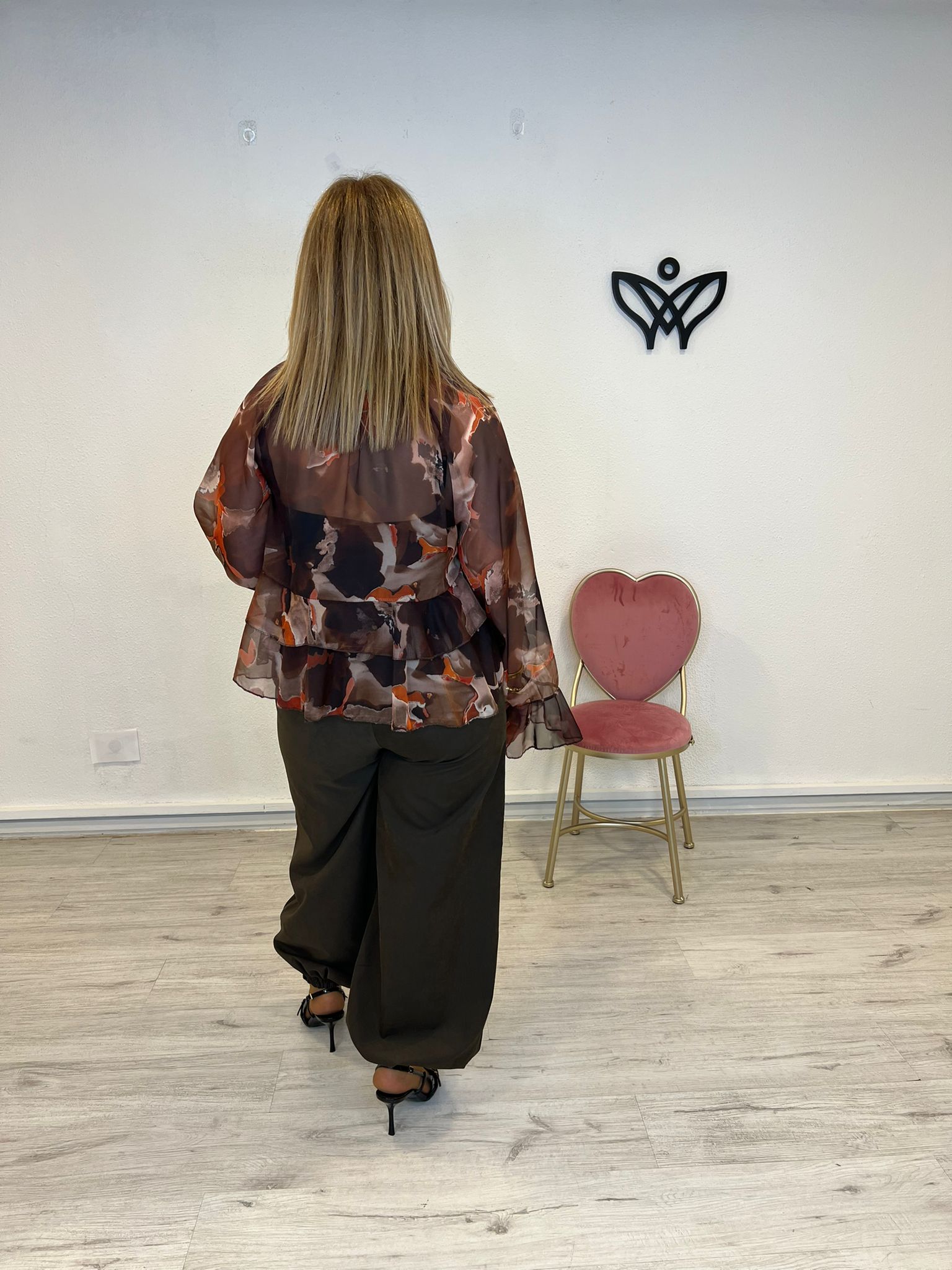 Camisa blusa escote en pico de gasa estampada marrón chocolate