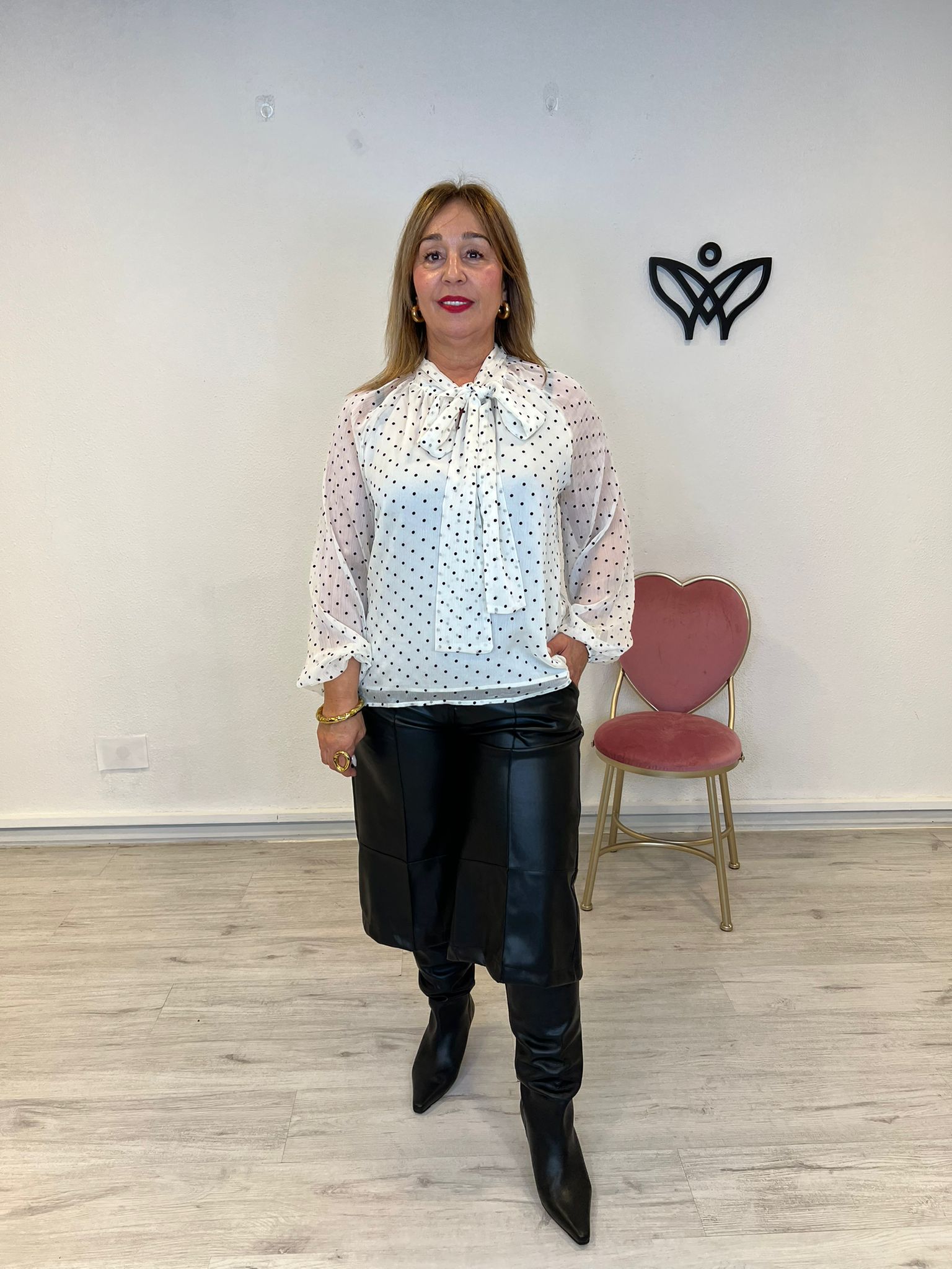 Camisa de gasa con lunares y lazo en el cuello beis