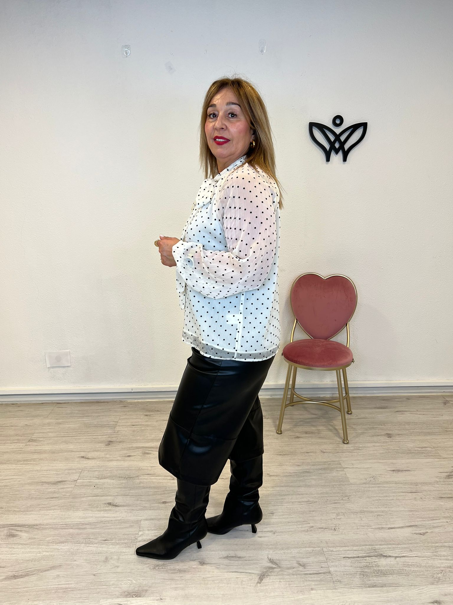 Camisa de gasa con lunares y lazo en el cuello beis