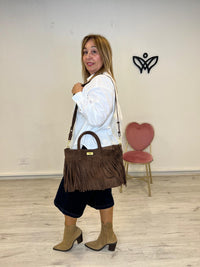 Bolso de ante con flecos rectangular con asas cortas y larga marrón