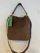 Bolso ante flecos bombonera asa corta y larga marrón