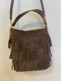 Bolso ante flecos bombonera asa corta y larga marrón