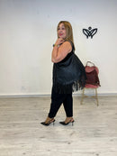 Bolso de piel con flecos y corte de media luna negro