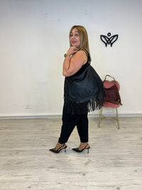 Bolso de piel con flecos y corte de media luna negro