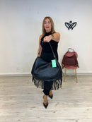 Bolso de piel con flecos y corte de media luna negro