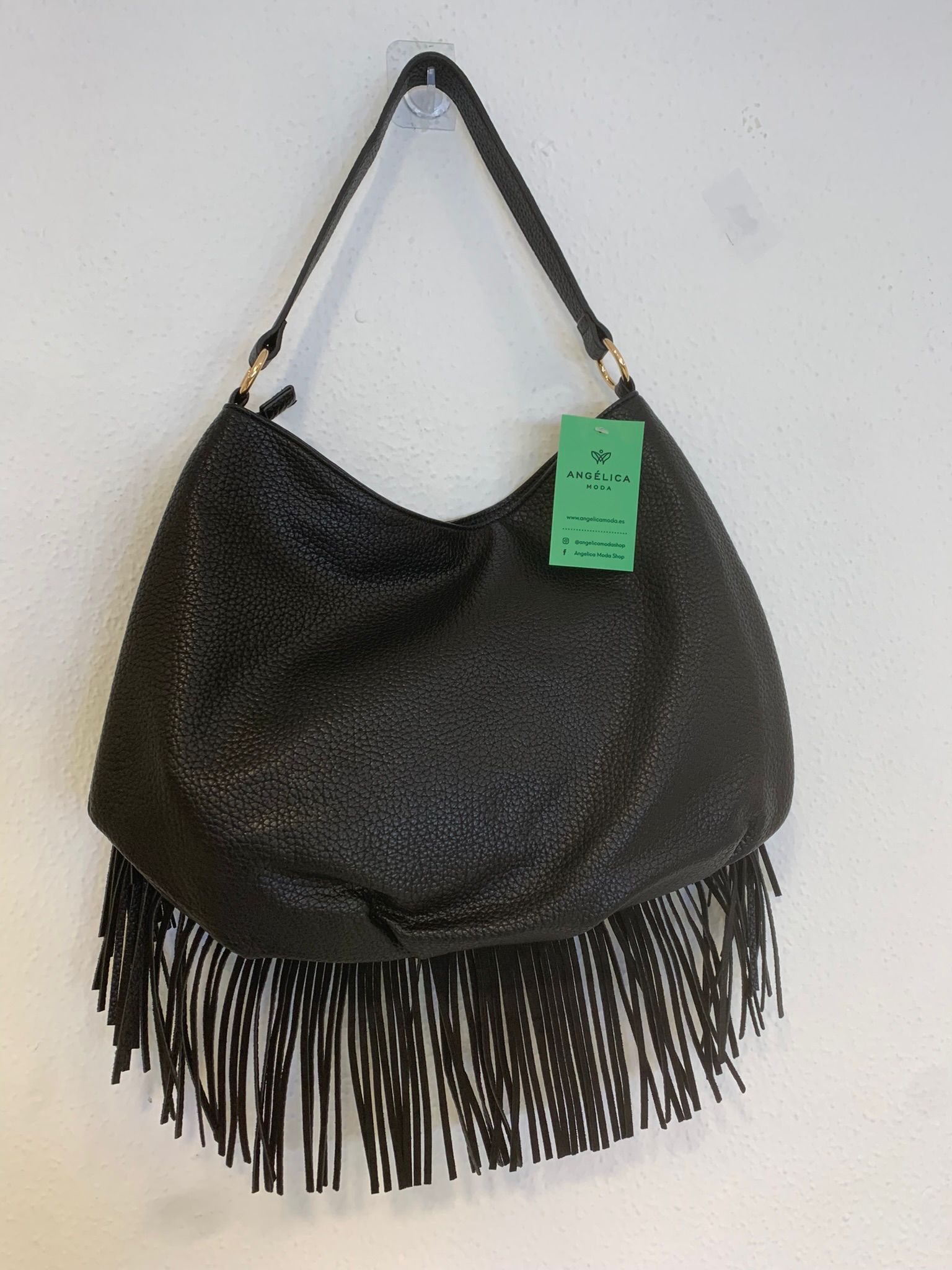 Bolso de piel con flecos y corte de media luna negro