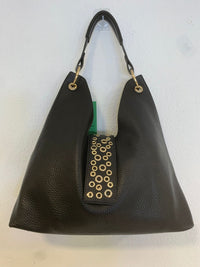 Bolso polipiel media luna cierre detalle dorado negro