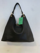 Bolso polipiel media luna cierre detalle dorado negro