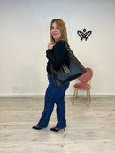 Bolso polipiel media luna cierre detalle dorado negro