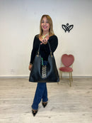 Bolso polipiel media luna cierre detalle dorado negro