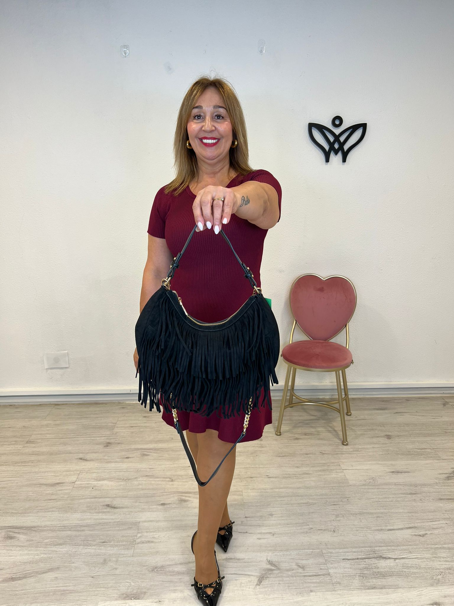 Bolso flecos de ante corte media luna asa larga y corta negro