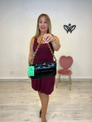 Bolso cartera alargado polipiel brillo asa doradas negro