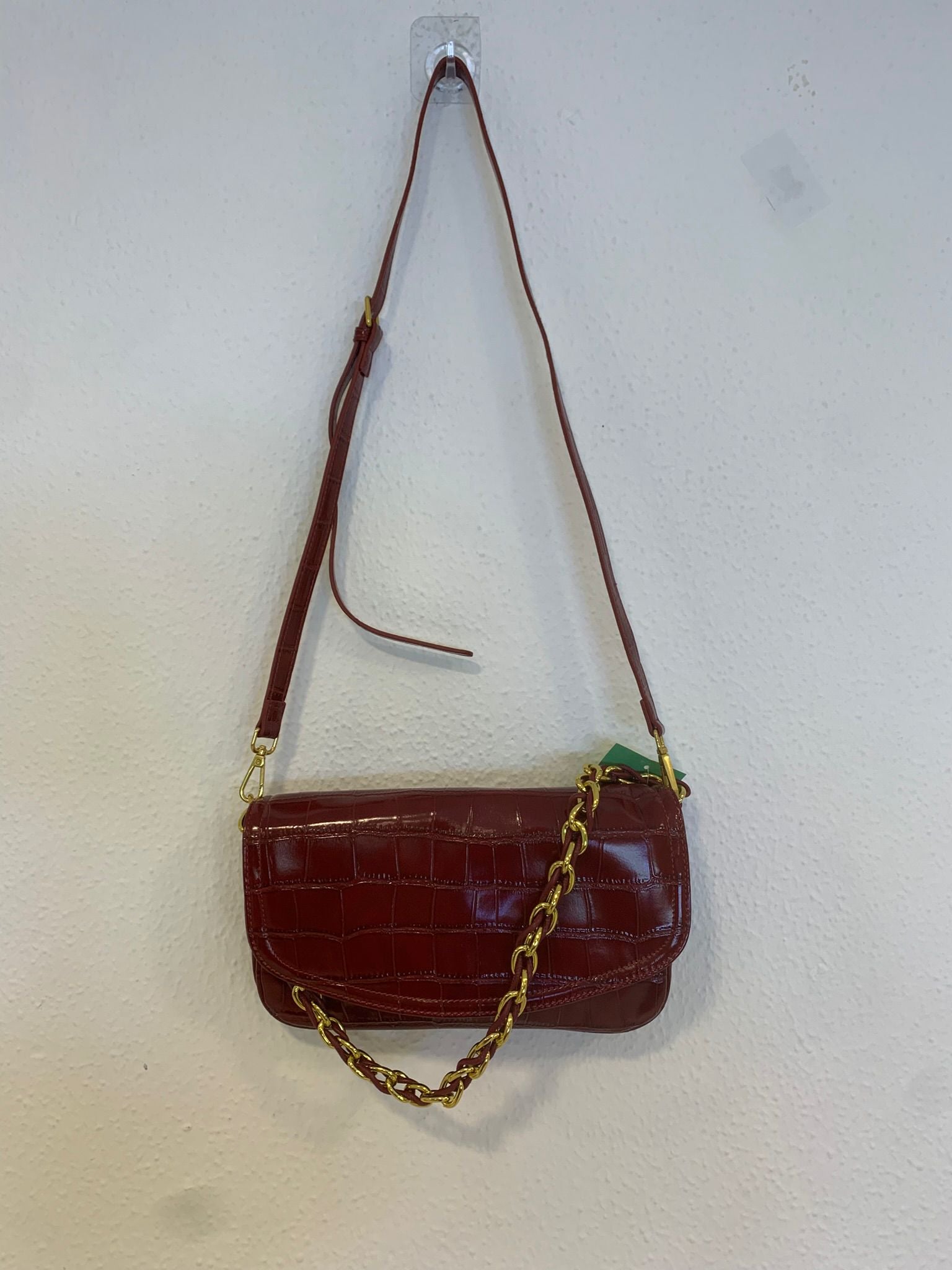 Bolso cartera alargado polipiel brillo asa doradas burdeos