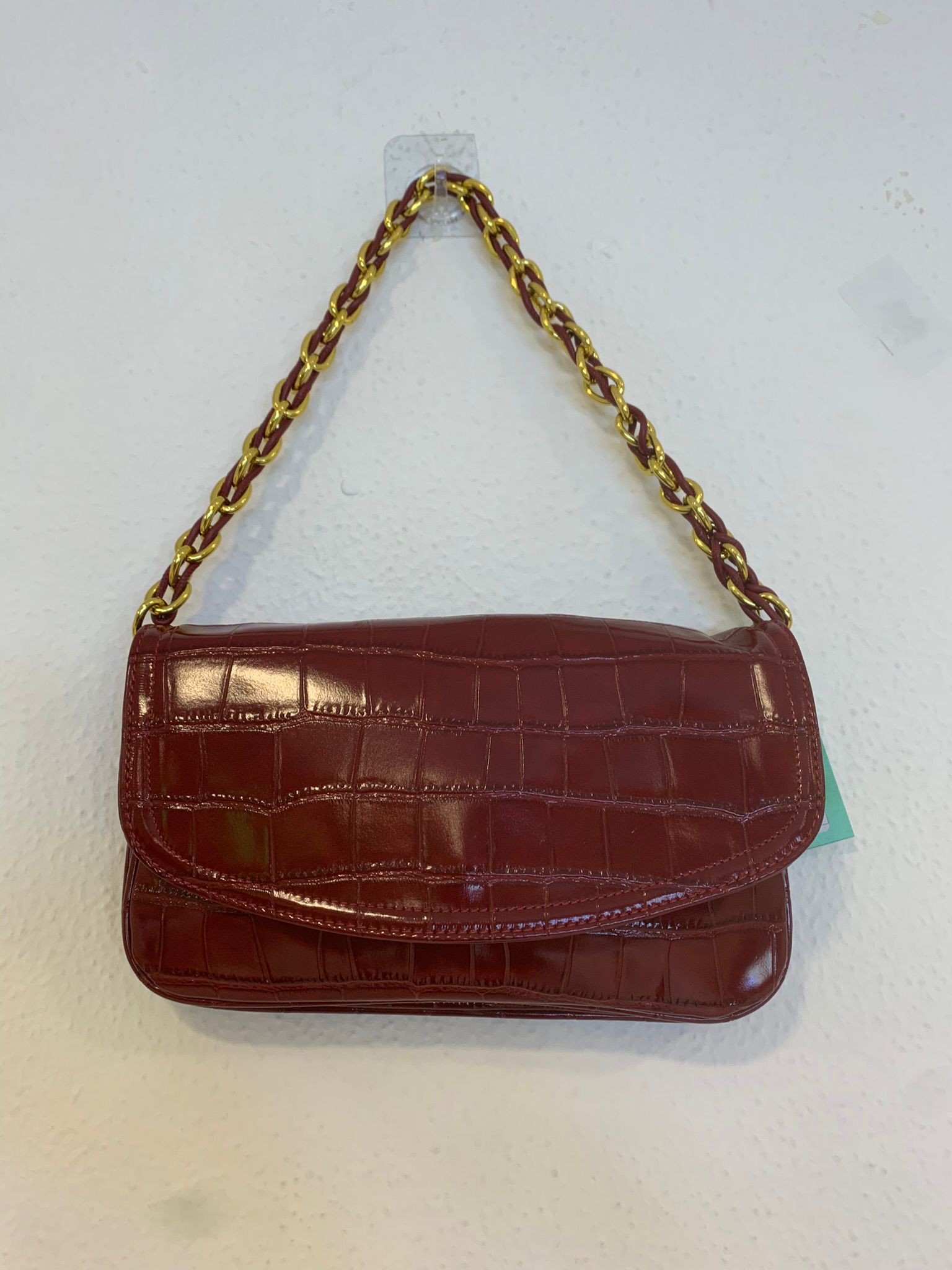 Bolso cartera alargado polipiel brillo asa doradas burdeos