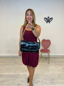 Bolso cartera alargado polipiel brillo asa doradas negro