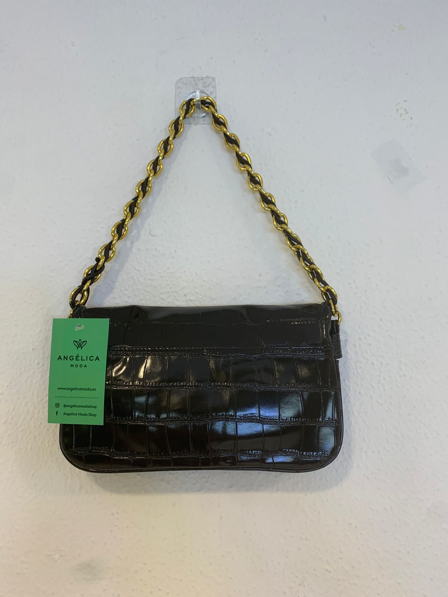 Bolso cartera alargado polipiel brillo asa doradas negro