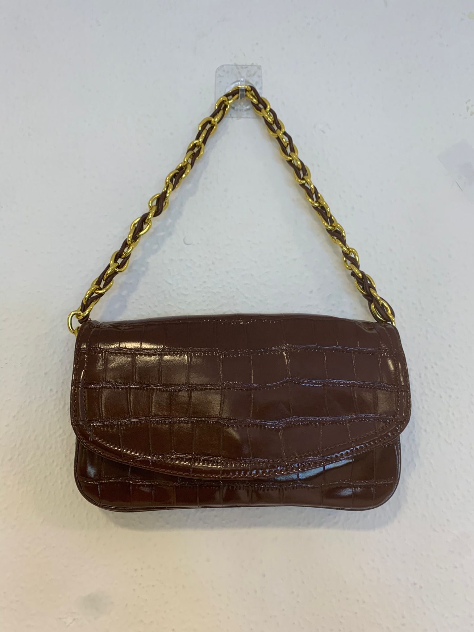 Bolso cartera alargado polipiel brillo asa doradas marrón