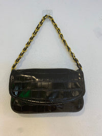 Bolso cartera alargado polipiel brillo asa doradas negro