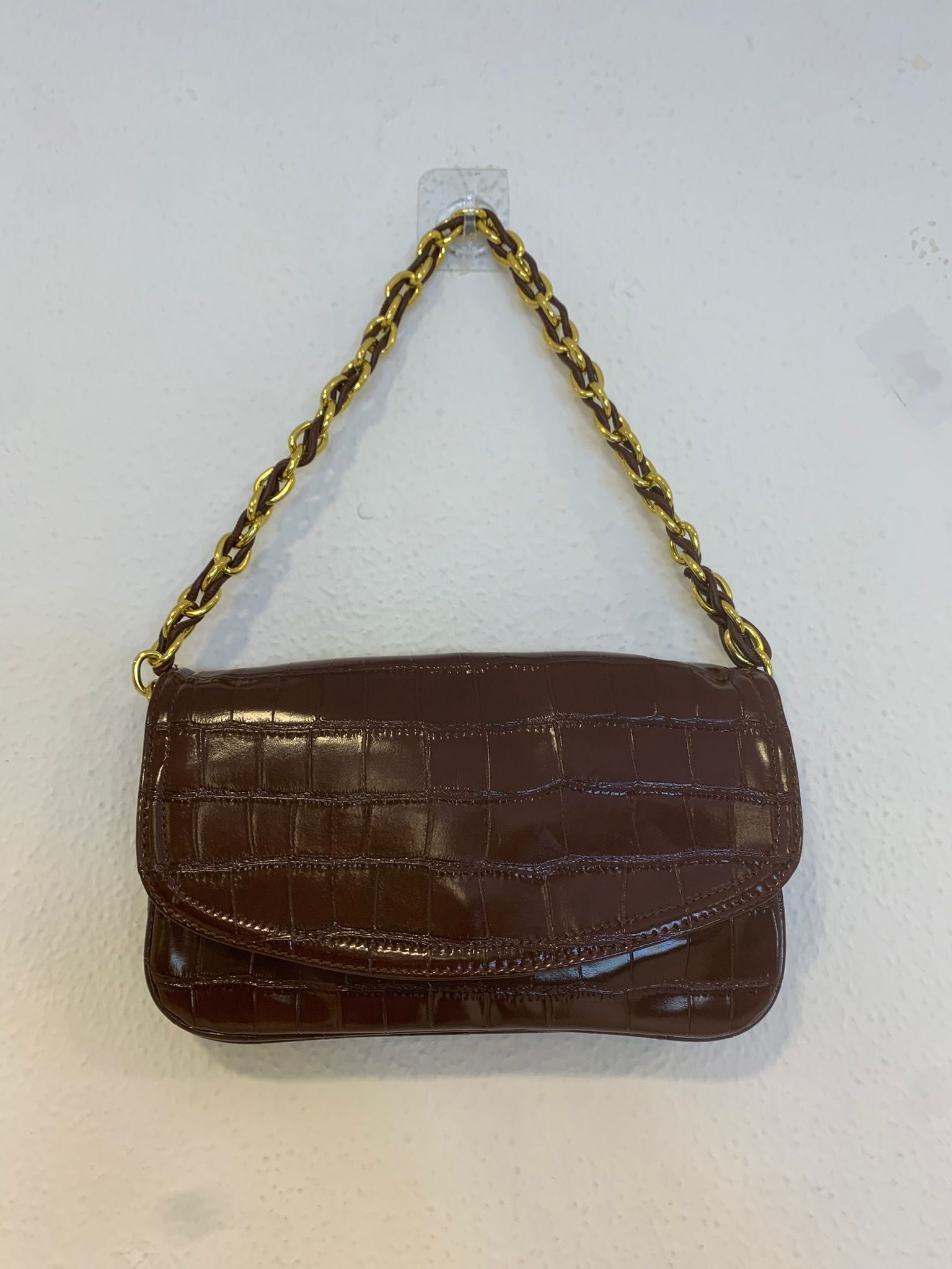 Bolso cartera alargado polipiel brillo asa doradas marrón