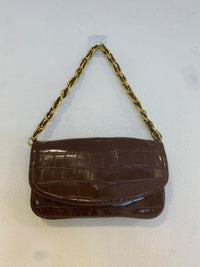 Bolso cartera alargado polipiel brillo asa doradas marrón