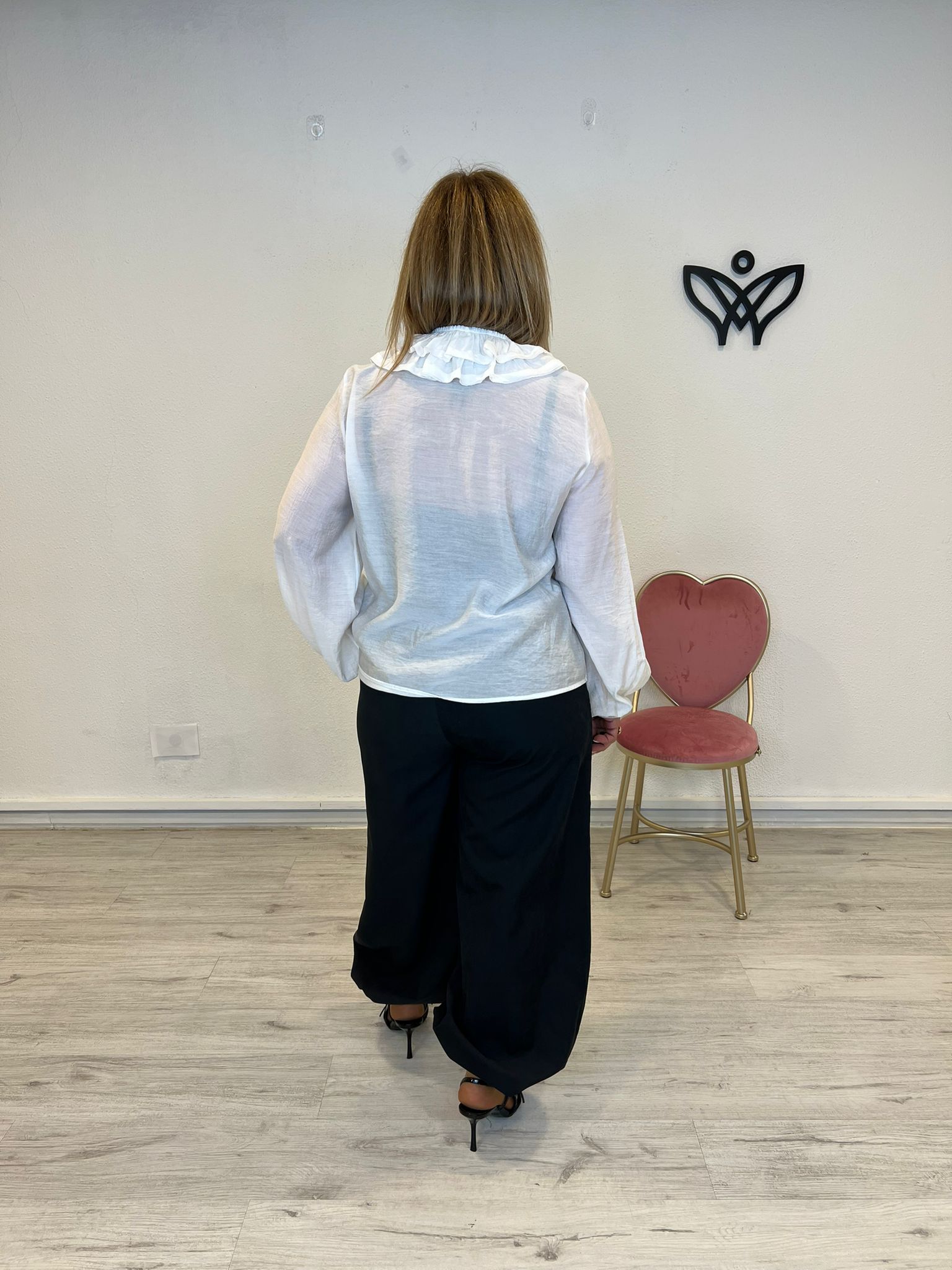 Camisa de gasa escote en pico con volantes en blanco