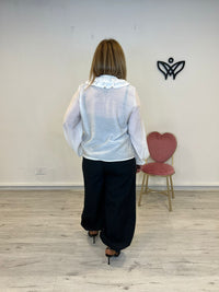 Camisa de gasa escote en pico con volantes en blanco