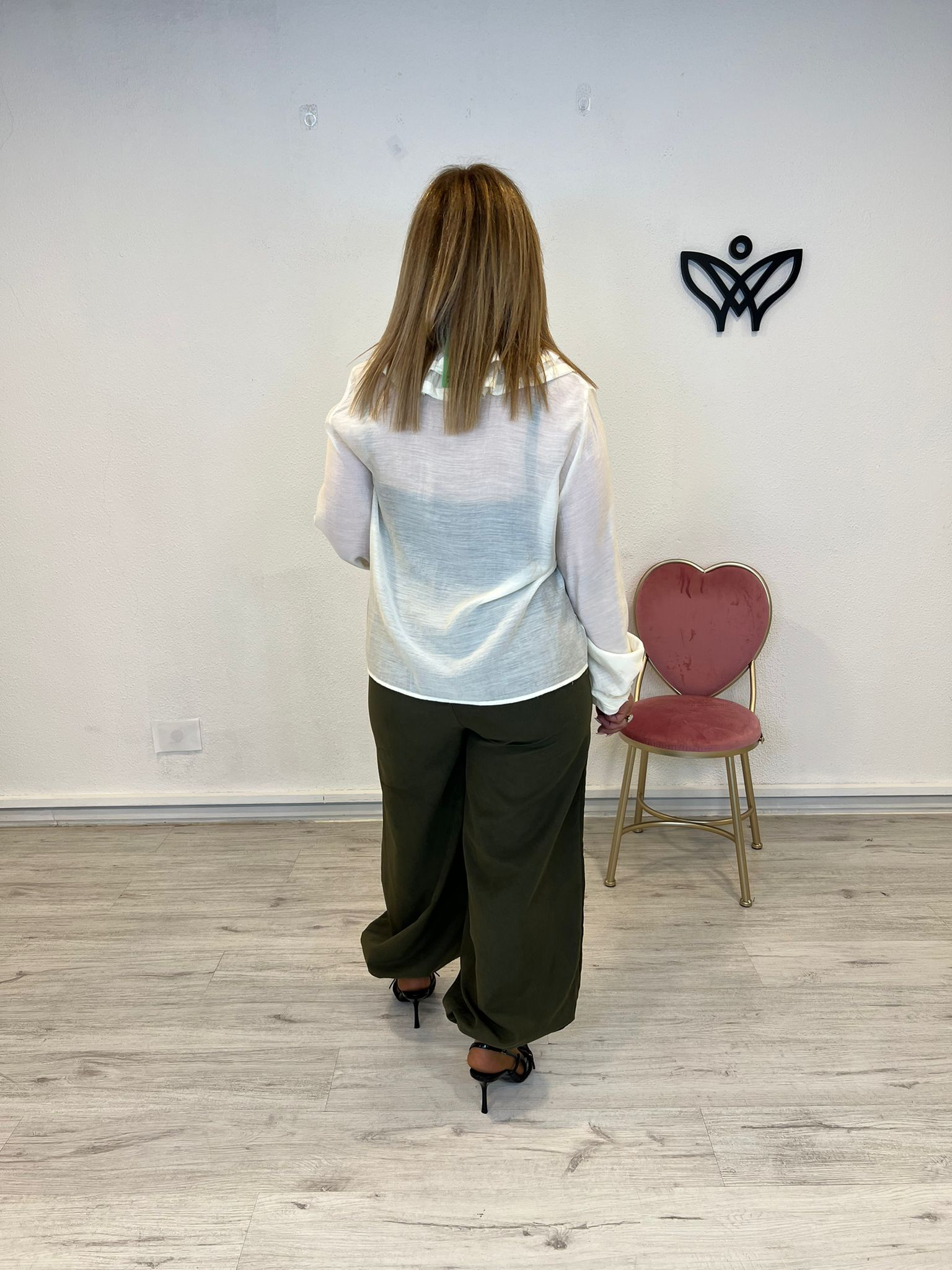 Camisa de gasa escote en pico con volantes en blanco